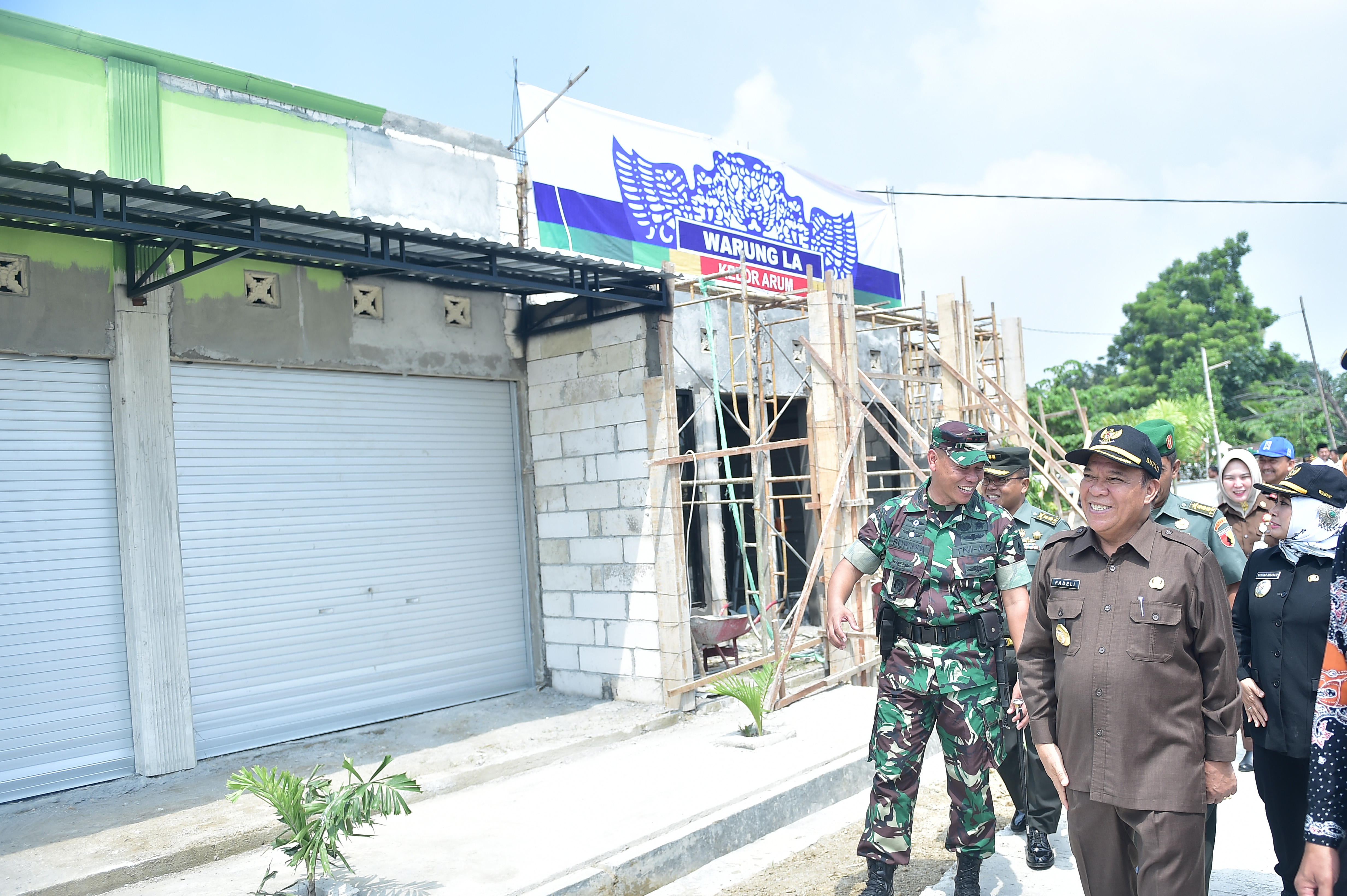 Bupati Lamongan, Fadeli meninjau fasilitas desa hasil program TNI Manunggal Membangun Desa (TMMD) (Foto: Totok/Ngopibareng.id)