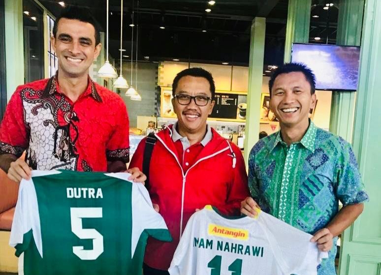 Menpora, Imam Nahrawi (tengah), bersama bek Persebaya Otavio Dutra dan Presiden Persebaya, Azrul Ananda. (Foto: Dok Persebaya)