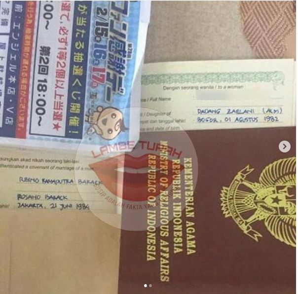 Penampakan buku nikah Syahrini dan Reino Barack beredar di media sosial.