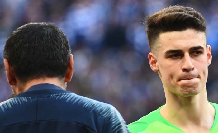 Pelatih Chelsea Maurizio Sarri (membelakangi lensa) dan kipernya, Kepa Arrizabalaga. (Foto:MNNova)