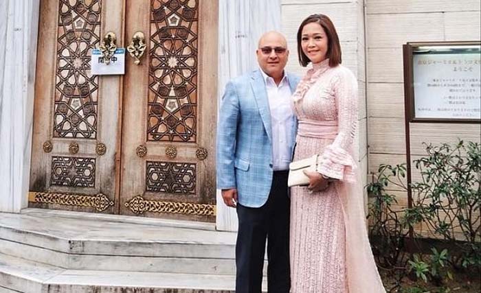 Maia Estianty dan suami, Irwan Mussry foto bersama di Masjid Tokyo Camii, Jepang.  (Foto:Istimewa)