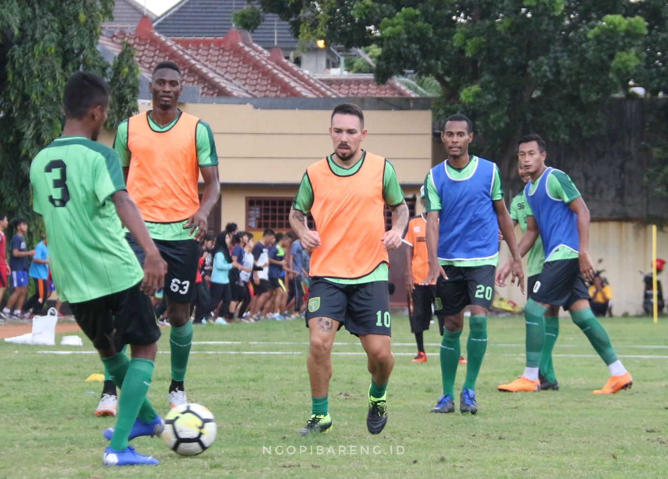 Pemain Persebaya, Damian Lizio dan Amido Balde (rompi orange). (foto: Haris/ngopibareng.id)