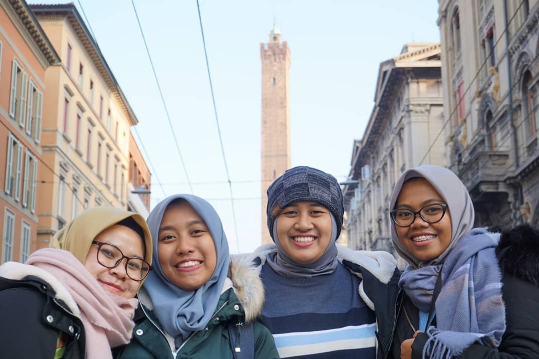 Nuriyanti Dina Kamilia (paling kanan) bersama ketiga temannya sedang berswafoto di Bologna, Italy. (Foto: instagram _dinakamiliya)