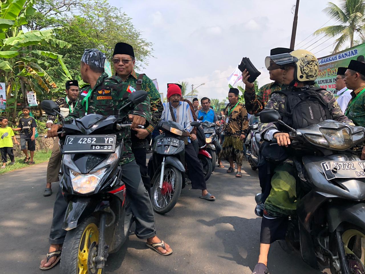 Ojek karang taruna di Munas dan Konbes NU di Ponpes Miftahul Huda, Citangkolo, Banjar, Jawa Barat. (Foto: Arif Afandi/ngopibareng.id)