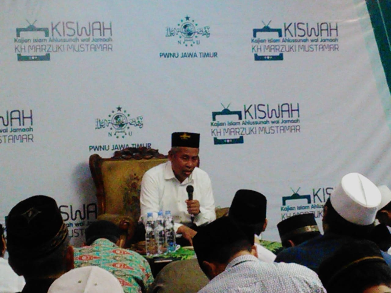 KH Marzuki Mustamar dalam pengajian rutin di PWNU Jatim. (Foto: riadi/ngopibareng.id)