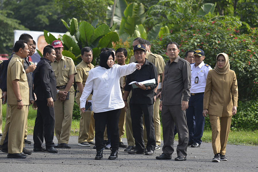 Risma saat meninjau lokasi pembangunan bozem. (Foto: Istimewa) 