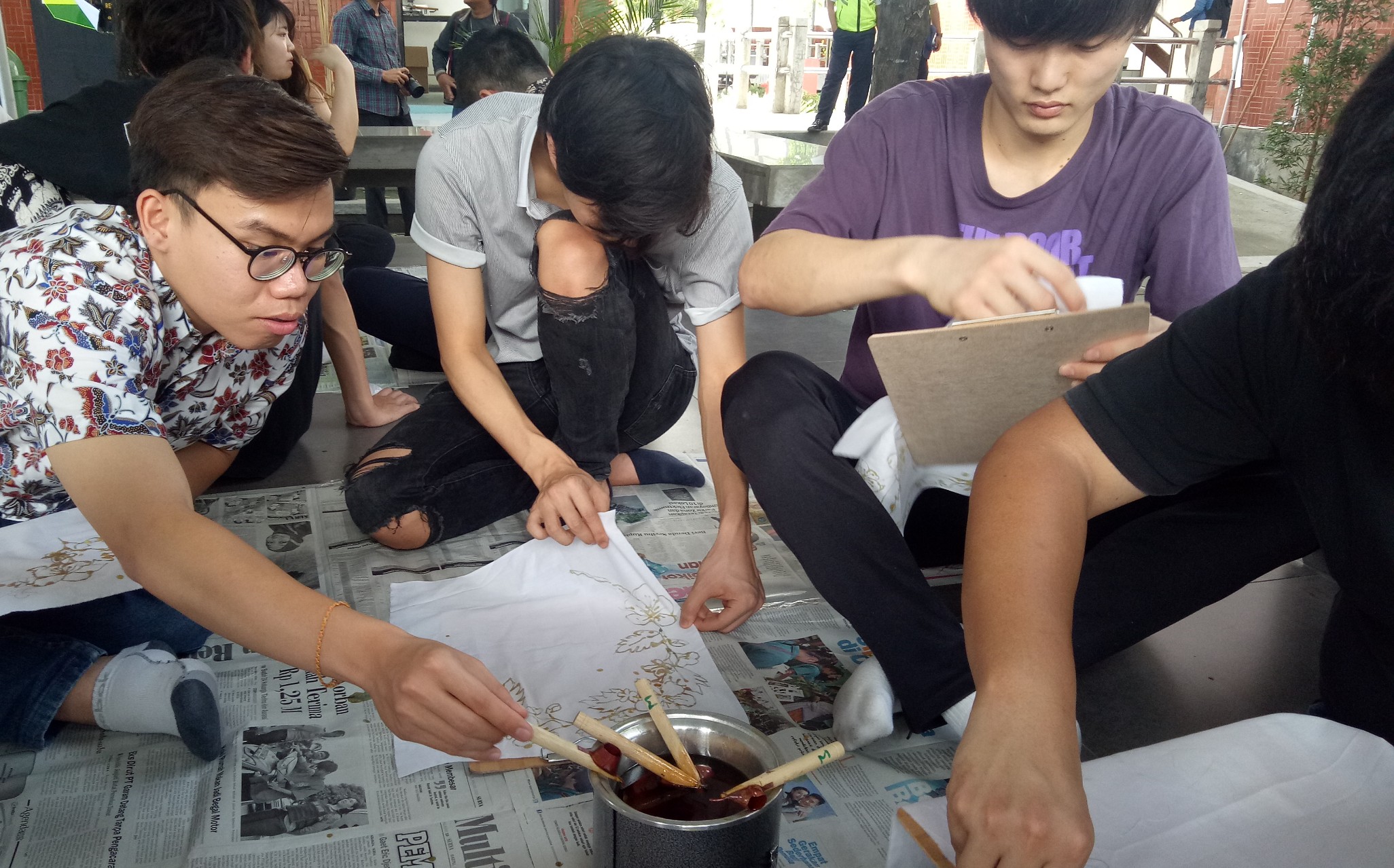 Suasana saat mahasiswa Universitas Tokai Jepang saat membatik di gazebo FIK Ubaya.  (Foto:pita/ngopibareng.id)