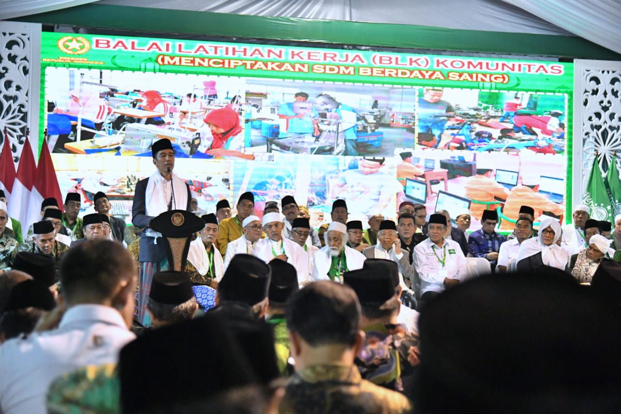 Presiden Joko Widido saat membuka acara Musyawarah Nasional Alim Ulama sekaligus Konferensi Besar Nahdlatul Ulama (NU) Tahun 2019 yang bertempat di Pondok Pesantren Miftahul Huda Al-Azhar, Kota Banjar, Jawa Barat. (Foto: setneg for ngopibareng.id)