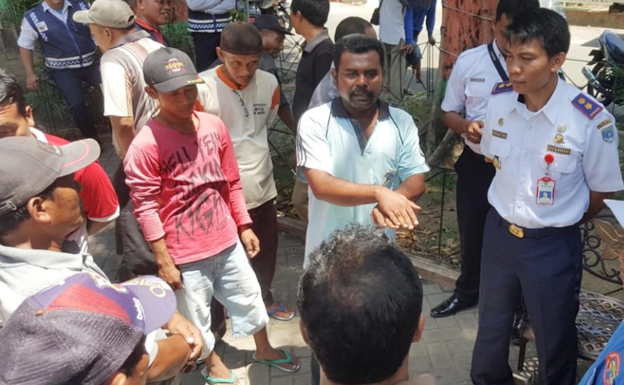 SEJUMLAH sopir angkot berdialog dengan Kabid Lalu Lintas pada Dishub, Purwantoro (kanan). (foto: Ikhsan/ngopibareng.id)