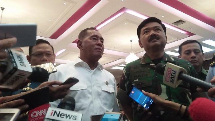 Menteri Pertahanan Republik Indonesia Jenderal TNI (Purn) Ryamizard Ryacudu bersama Panglima TNI Marsekal TNI Hadi Tjahjanto usai Simposium