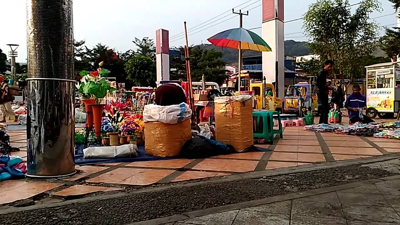 Suasana Alun-Alun kota Banjar di sore hari.