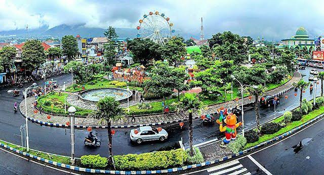 Kerennya Alun Alun kota Batu. Beda jauh dengan kota Banjar. Image from google.