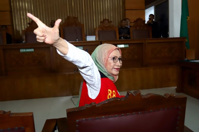 Ratna Sarumpaet memberikan salam dua jari. (Foto: jawapos.com/Dery Ridwansyah)