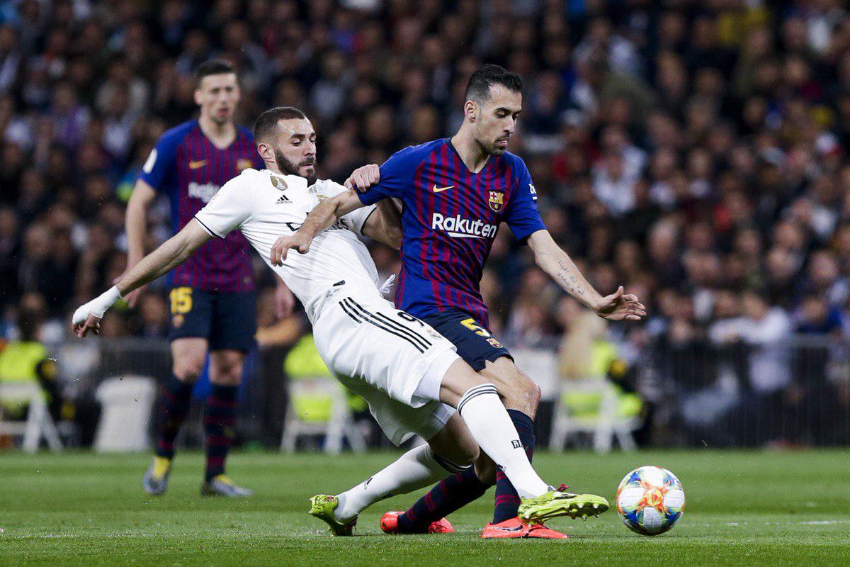 Benzema saat berusaha menghentikan Sergio Busquets di leg kedua semifinal Copa del Rey. (Foto: Twitter/@FCBarcelona)