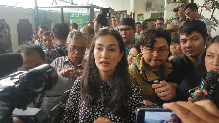 Sidang dakwaan ibunda artis Atiqah Hasiholan digelar hari ini.