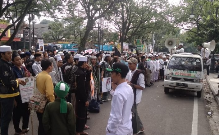 Sidang perdana Bahar bin Smith yang digelar di Gedung Pengadilan Negeri Bandung Jalan LLRE Martadinata Kota Bandung, Kamis, diwarnai aksi unjuk rasa dari massa pendukungnya. (Foto: Antara/Ajat Sudrajat)