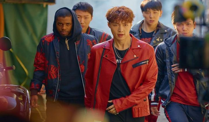 Penampilan Lay EXO di video musik Let's Shut Up & Dance, tribute untuk mendiang Michael Jackson.