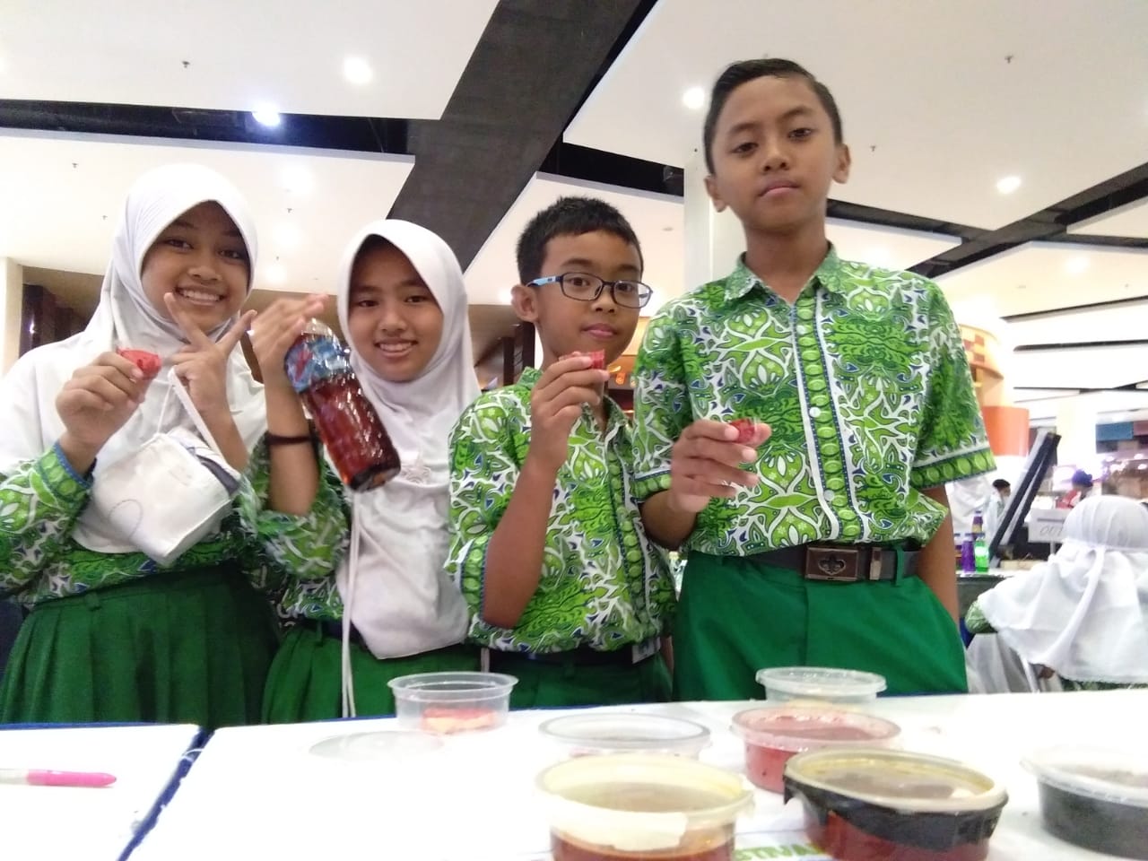 Aisyah Samudera Falah (ujung kiri) , Rachma Amelia Faustina (kedua) , Muhammad Rangga Putra Nugraha (ketiga) , Khalifah Garda Maulana Islami Nursyahputra (keempat) saat sedang menunjukkan parfum karya mereka yang terbuat dari minyak jelantah. (Foto: Istimewa)