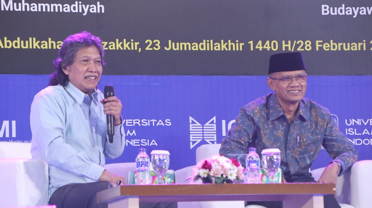 Cak Nun ketika bersama Haedar Nashir di Yogyakarta. (Foto: md for ngopibaeng.id)