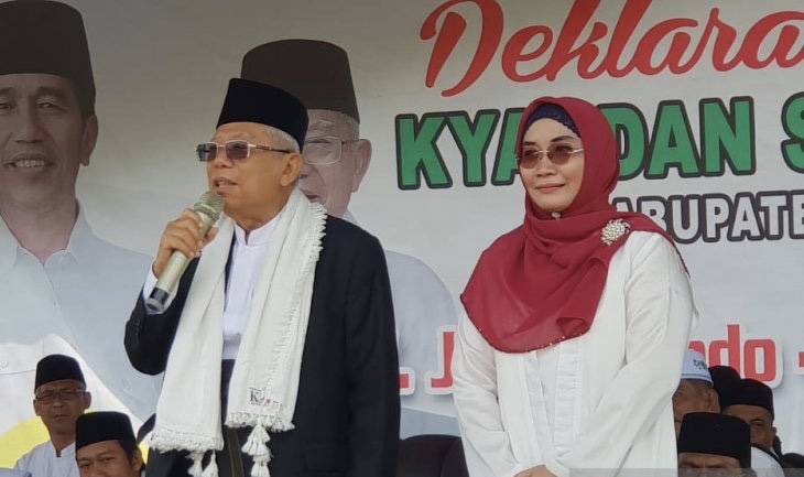 Cawapres nomor 01, KH Ma;ruf Amin memperkenalkan istrinya, Wury Estu Handayani, saat memberikan sambutan di Lapangan Bulevard, Parigi, Tasikmalaya, Jawa Barat, Kamis, 28 Februari 2019. (Foto: tim KMA)