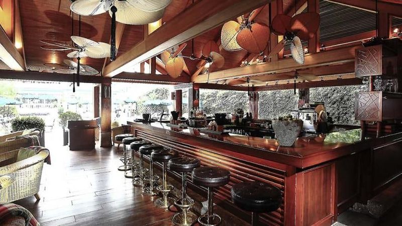 Bamboo Bar yang di bawahnya terdapat bunker.