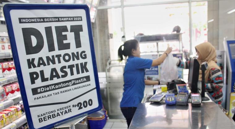 Ilustrasi kantong plastik berbayar. (Foto:Harian Nasional)