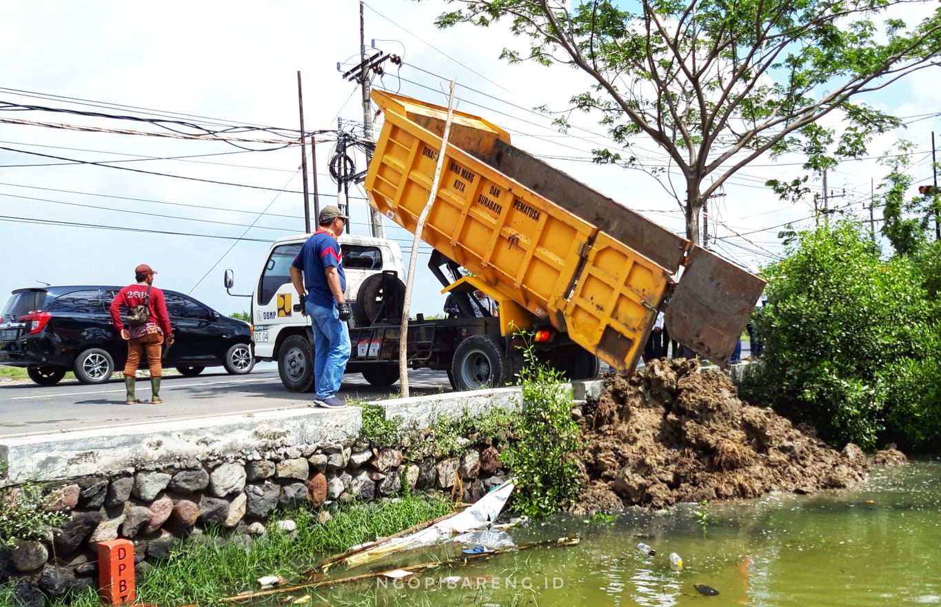 Proses pengurukan, untuk memperlebar jalan menuju Stadion Gelora Bung Tomo, Surabaya. (foto: Haris/ngopibareng.id)