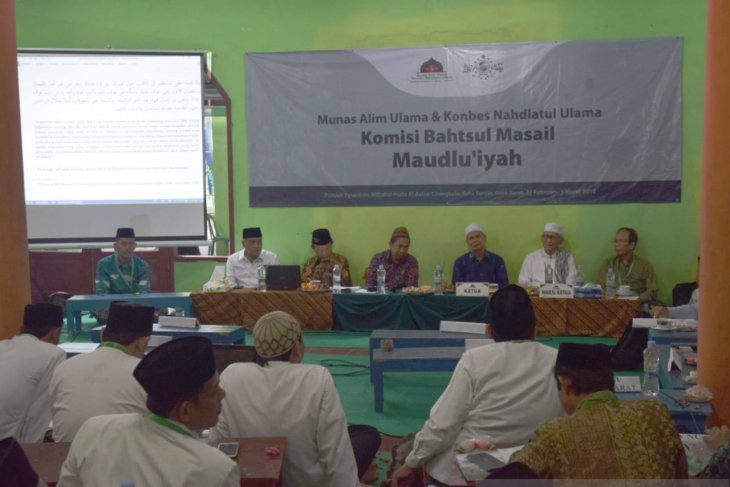  Rapat Komisi Bahtsul Masail Maudluiyah sebagai rangkaian Musyawarah Nasional Alim Ulama dan Konferensi Besar Nahdlatul Ulama di Banjar, Jawa Barat, Kamis 28 Februari (Foto: Antara/Anom Prihantoro)