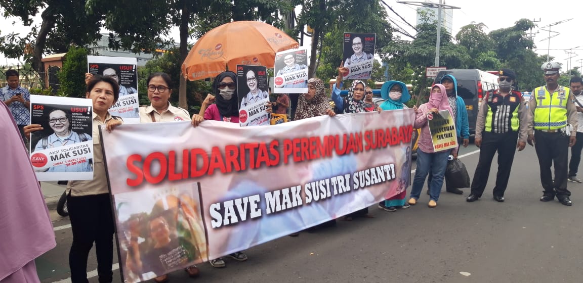 Solidaritas Perempuan Surabaya, saat menggelar aksi di depan Polda Jawa Timur, Jumat 1 Maret 2019. (foto: Haris/ngopibareng.id)