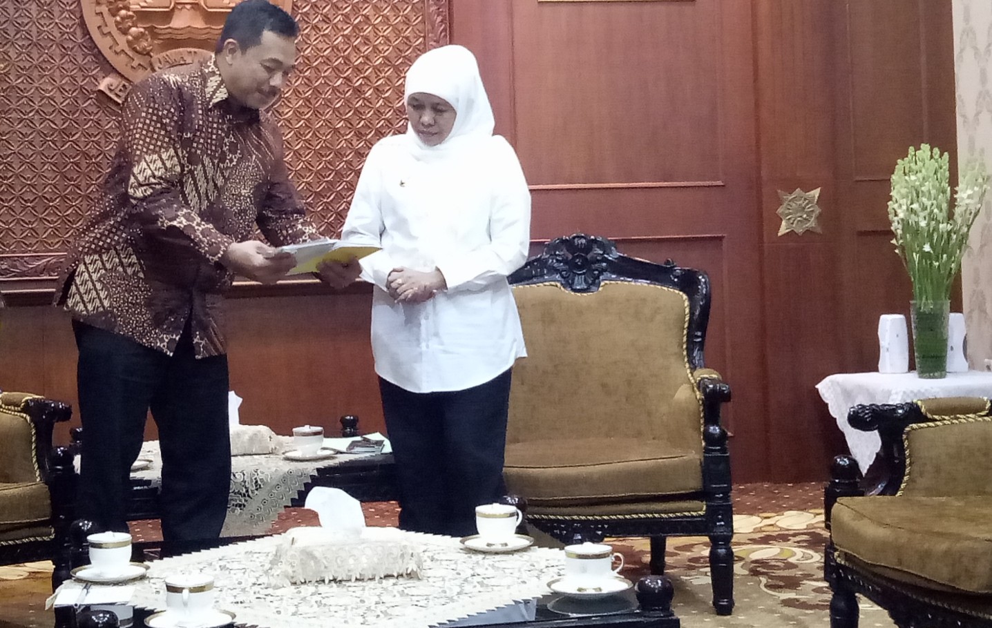 Khofifah Indar Parawansa dan I Made Bagus usai melakukan pertemuan terttutup di Gedung Grahadi. (Foto:Pita/ngopibareng.id)