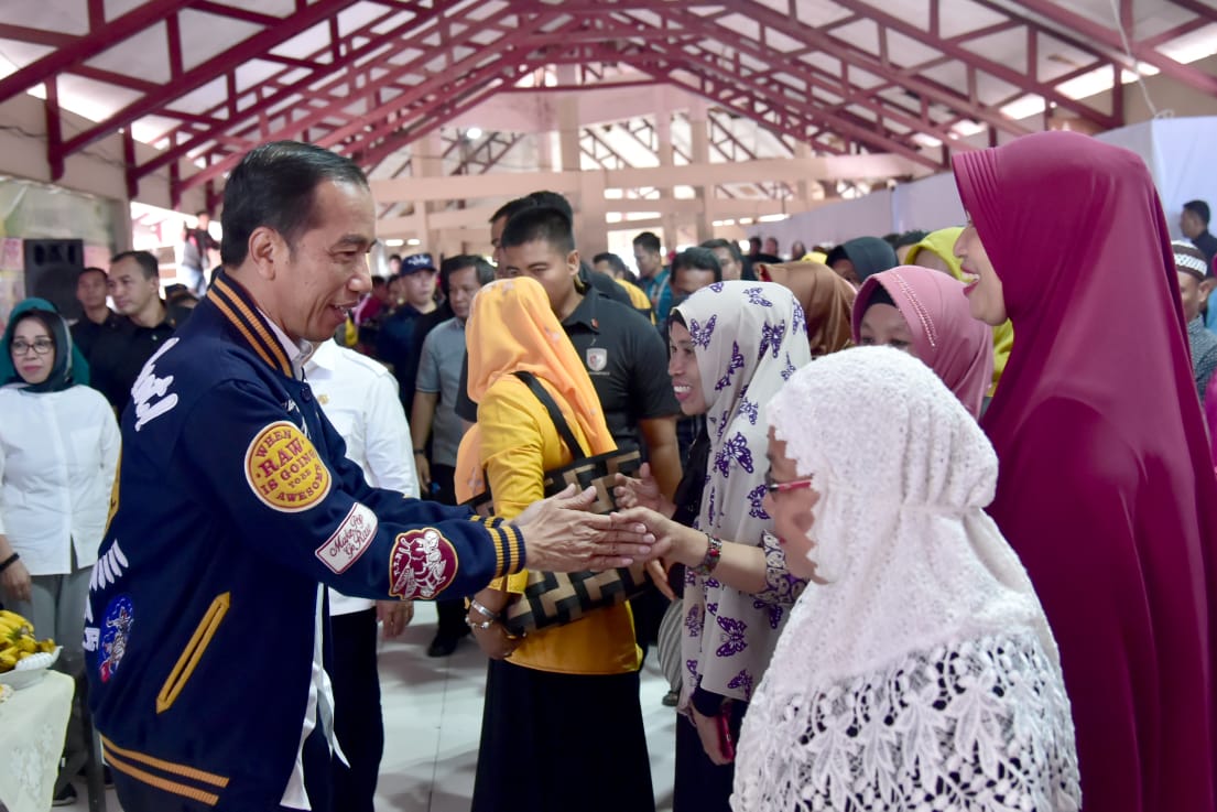 Presiden Jokowi bertemu dengan para pelaku usaha kecil menengah di Pasar Sentral Gorontalo, Jumat, 1 Maret 2019. 