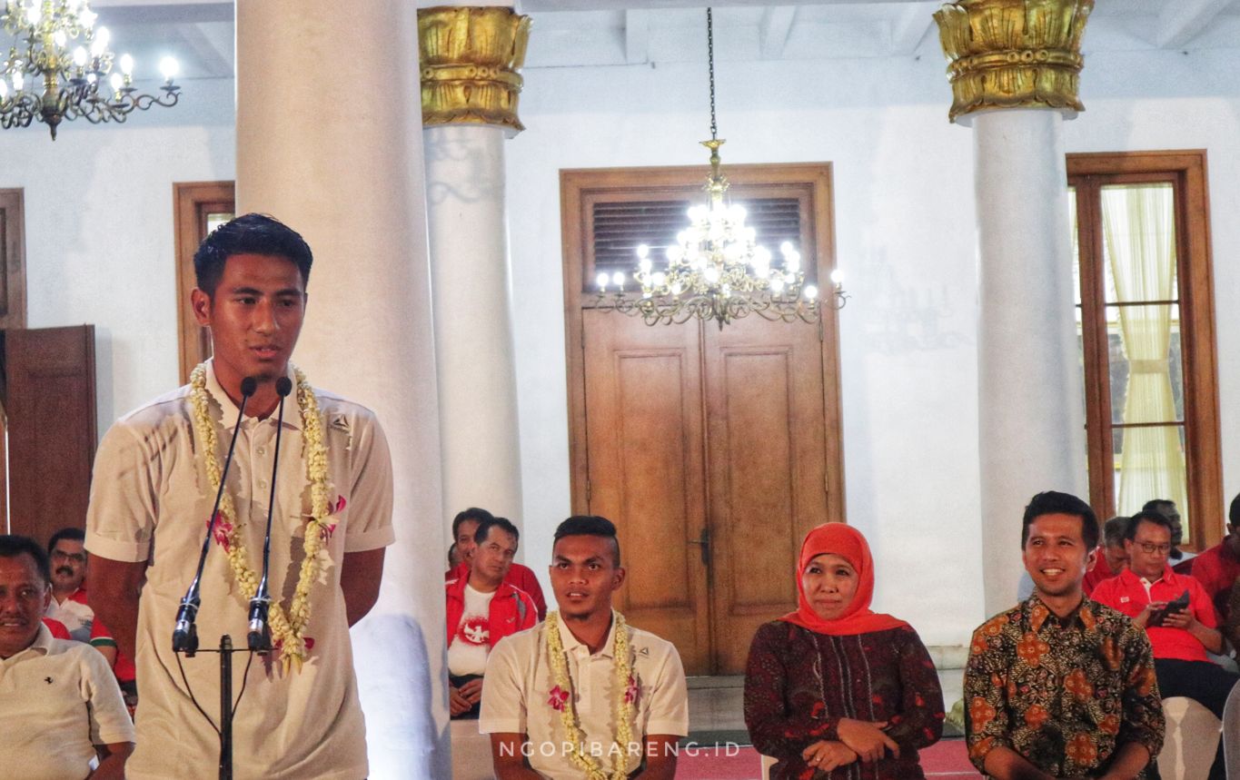 Pemain Timnas Indonesia U-22, Hanif Sjahbandi saat apresiasi di Gedung Grahadi. (Foto: Haris/ngopibareng.id)