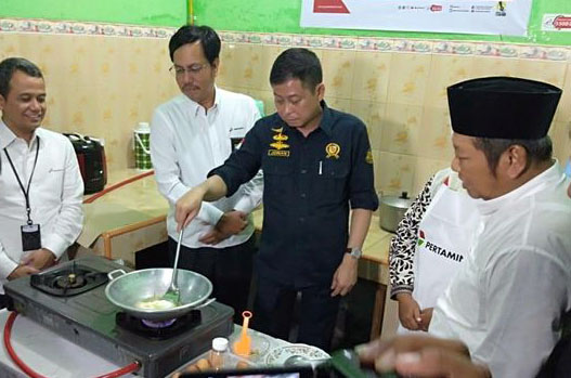 Menteri ESDM didampingi Bupati Sidoarjo Saiful Illah sedang memasak menggunakan jaringan gas rumah tangga milik warga desa Kalisampurno, Sidoarjo, Jumat 1 Maret 2019. (Foto: Istimewa)