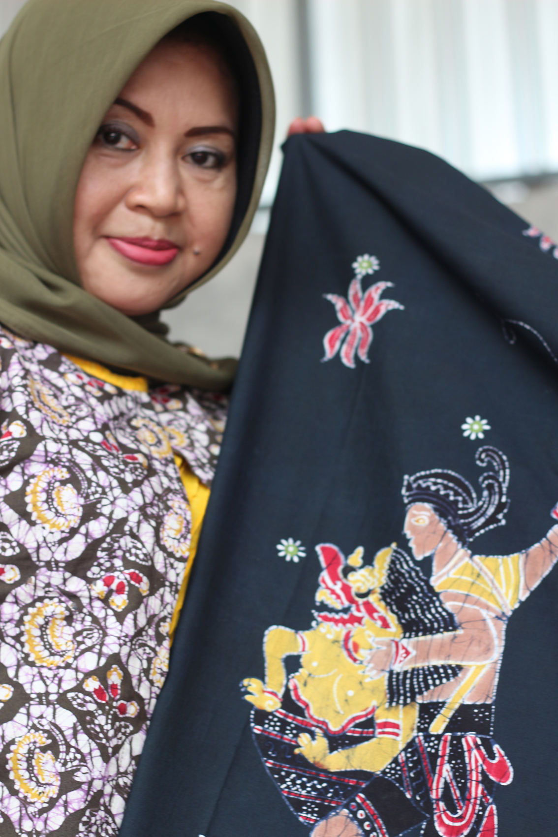 Tiwi Poncowati dan Turonggoyakso yang dibatik dengan batik tulis murni. (Foto:Widikamidi/ngopibareng.id)