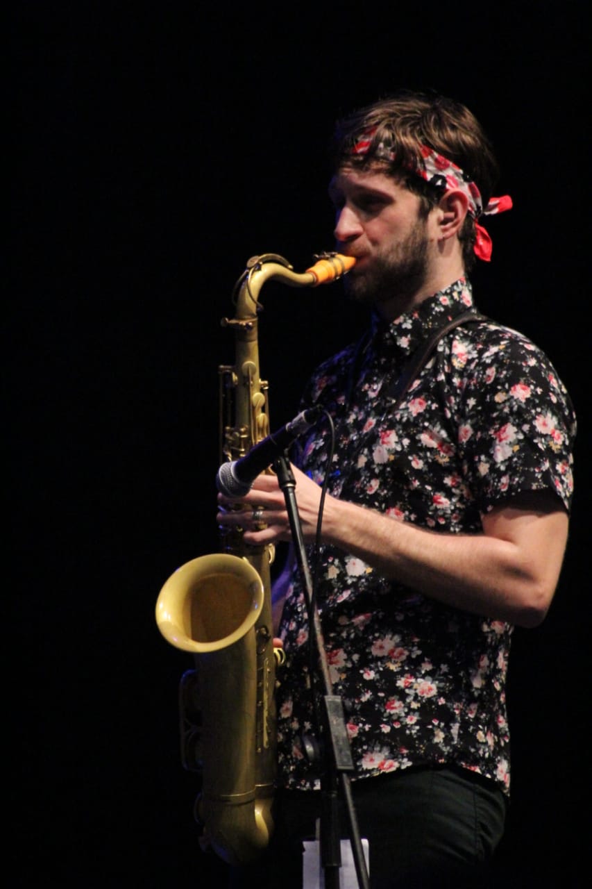 Musisi Los Angeles, pertama kali tampil dan langsung jatuh cinta dengan sambutan audience. (Foto Agus Nadeas for ngopibareng.id)