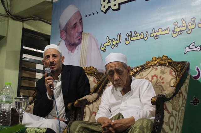  Syekh Taufiq Ramadhan al-Buthy saat bersama KH Maemun Zubair di Sarang, Rembang. (Foto: dok ngopibareng.id)