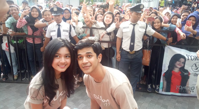 Debo Andryos dan Yuriko Angeline saat Meet and Great film Dilan 1991 di Marvell City Mall, Sabtu 2 Maret 2019. (Foto: Pitasari/ngopibareng.id)