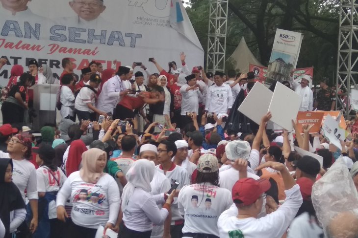 Suasana jalan sehat yang digelar di Tangerang Selatan, Minggu, 3 Maret 2019. (Foto: Rangga/antara)