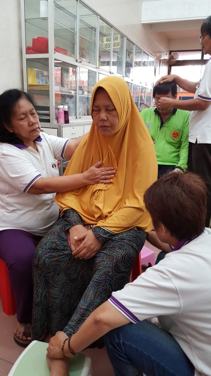 Seorang ibu sedang diterapi longevitology.