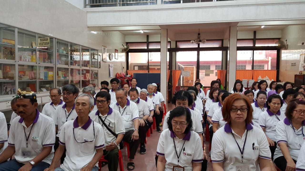 Meditasi bersama di akhir kegiatan terapi.