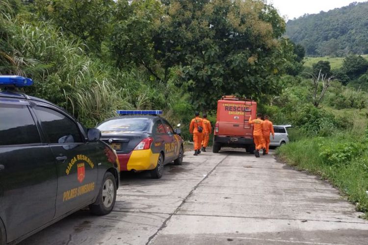 Tim Basarnas saat akan mengevakuasi korban pendaki gunung Tampomas, Sumedang. (Foto: ant)