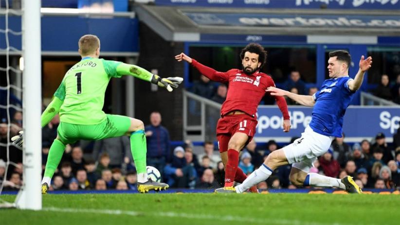 M Salah, mengancam gawang Everton yang dijaga Pickford. Namun upaya Salah untuk mencuri poin dikandang lawan berhasil digagalkan. (Foto: premierleague.com)