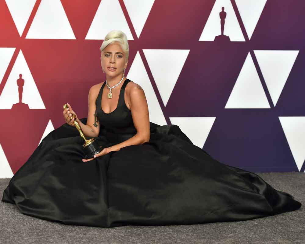 Penyanyi sekaligus artis Lady Gaga meraih piala Oscar di Academy Awards 2019 di Dolby Theatre, Los Angeles, Amerika Serikat, Minggu 24 Februari 2019.