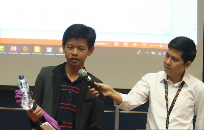 lwan Hanif Ramadhan melakukan demo penggunaan perangkat lengan buatan "Affordable Smart Prosthetic Arm" yang memegang botol air kemasan dalam diskusi Millenial Talks: Inspiring Science Generation di Pusat Data dan Dokumentasi Ilmiah (PDDI) LIPI, Jakarta, Senin 04 Maret 2019. (Foto: Antara/Martha Herlinawati Simanjuntak)