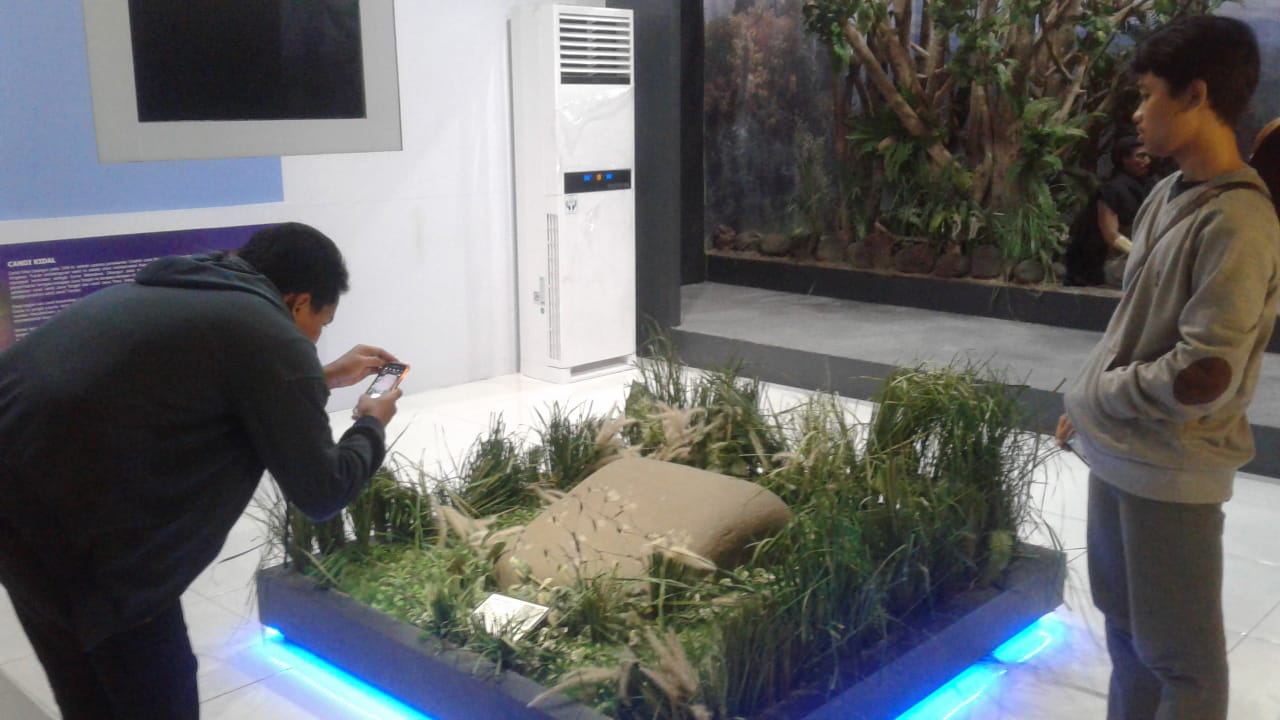 Pengunjung museum memindai informasi lewat gawai (Foto: Ngopibareng.id)