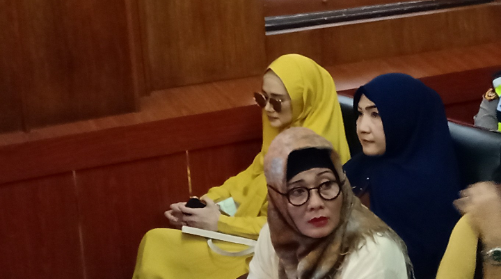 Mulan Jameela saat hadir di sidang Ahmad Dhani, Selasa 5 Maret 2019. (foto: Farid/ngopibareng.id) 