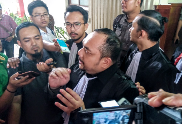 Aldwin Rahadian Megantara, di PN Surabaya, usai persidangan, Selasa, 5 Maret 2019. (foto:farid /ngopibareng.id) 