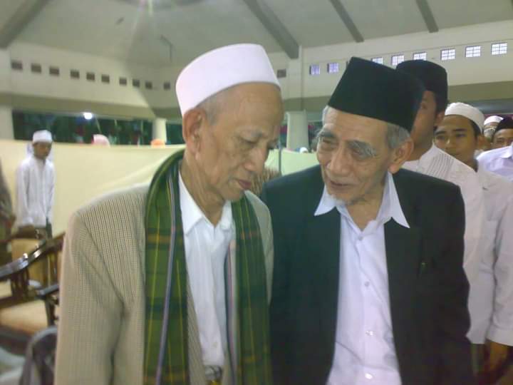 KH. Sholeh Qosim, almaghfurlah, ketika bersama KH Maemun Zuber. (Foto: akun fb ahmad miftah)