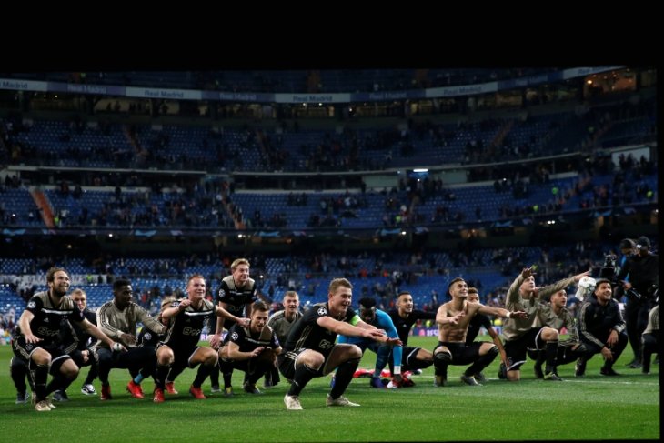 Selebrasi para pemain Ajax setelah sukses mempecundangi Madrid, Rabu dini hari tadi. (Foto: Reuters via Antara)