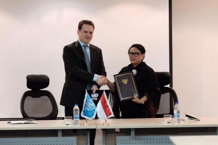 Menteri Luar Negeri RI Retno Marsudi (kedua kiri) bersalaman dengan Komisioner Jenderal Badan Bantuan PBB untuk Pengungsi Palestina (UNRWA) Pierre Krähenbühl (pertama kiri) usai menandatangani perjanjian kontribusi kemanusiaan Indonesia bagi pengungsi Palestina ex-Gazans di Jerash Camp, Yordania, Selasa, 5 Maret 2019. (Foto: istimewa)